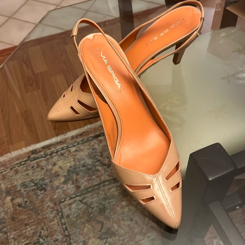 Sophisticated nude slingback pump❣️